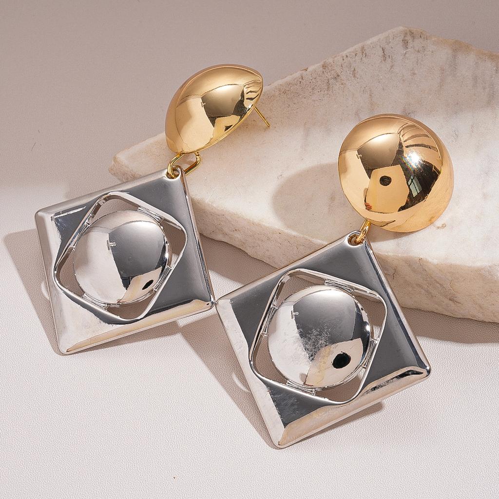 European and American metal style oval hollow chain earrings light luxury high-end stud earrings personalized niche earrings women