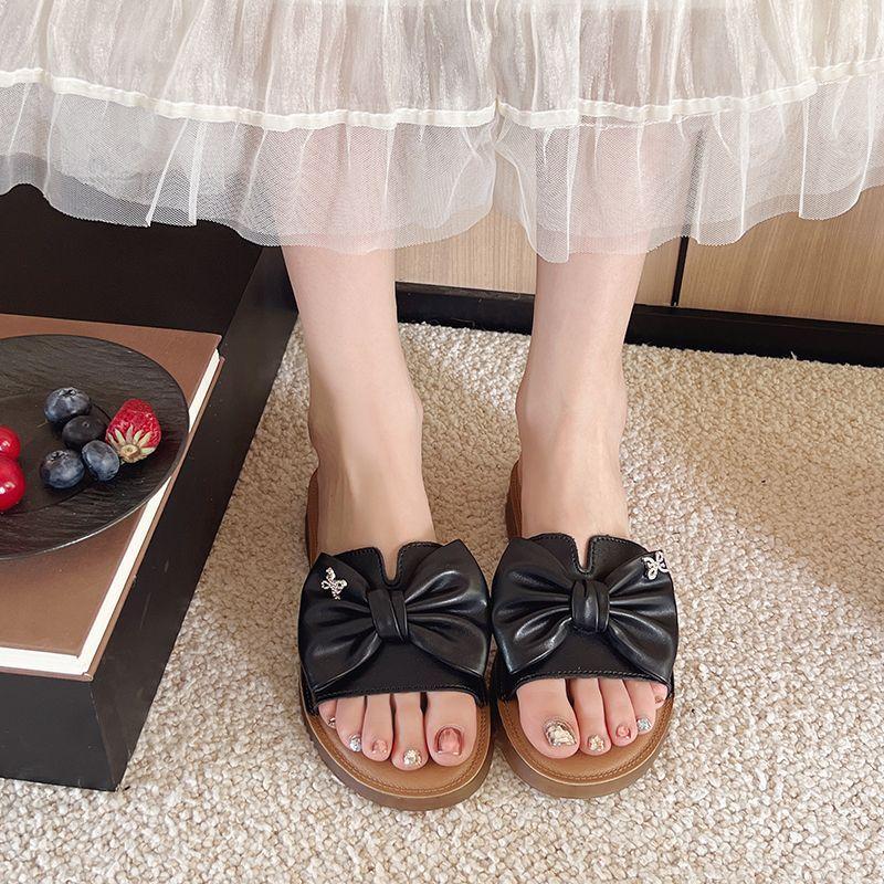 French flip-flops lightweight flat-bottomed cool slippers 2025 new small fragrant wind non-slip beach cool slippers women's summer wear