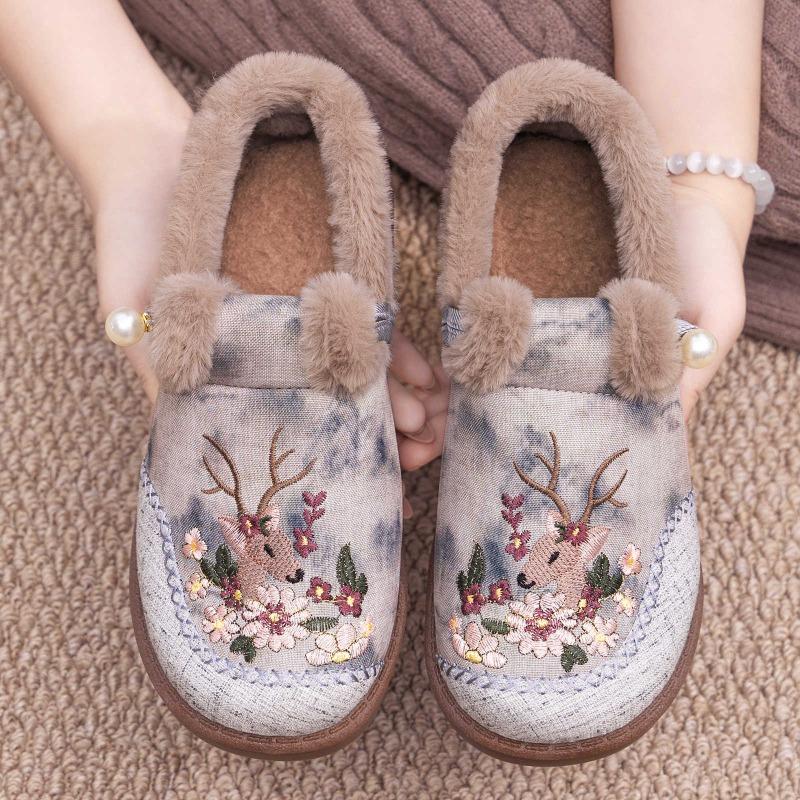 Cotton Shoes Women's New Winter Casual Versatile Mother Shoes Cotton Boots Piled Thickened Fashion Embroidered Snow Boots