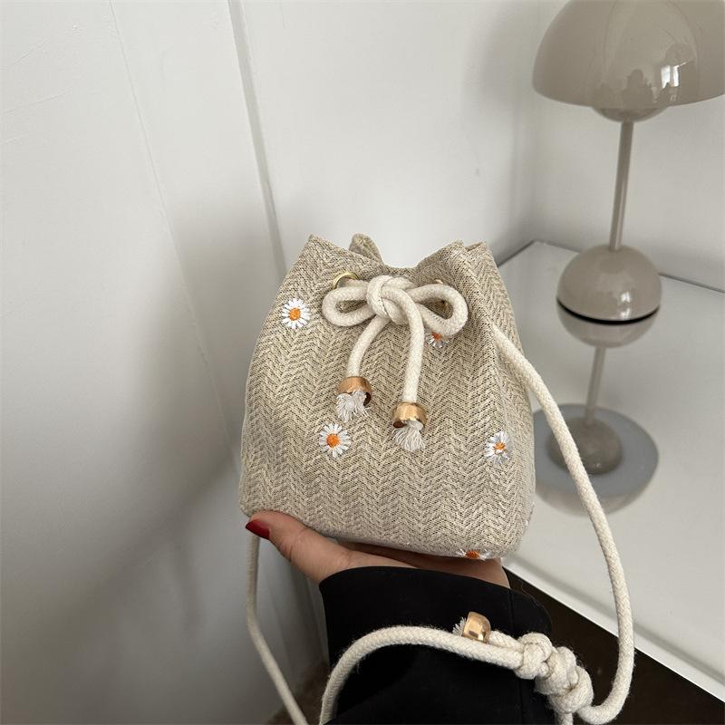 2025 new straw woven bucket small bag, small fresh and fashionable woven beach bag messenger bag