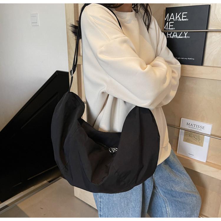 Nylon Minimalist Shoulder Bag For Casual Travel With Zipper Pocket For Women