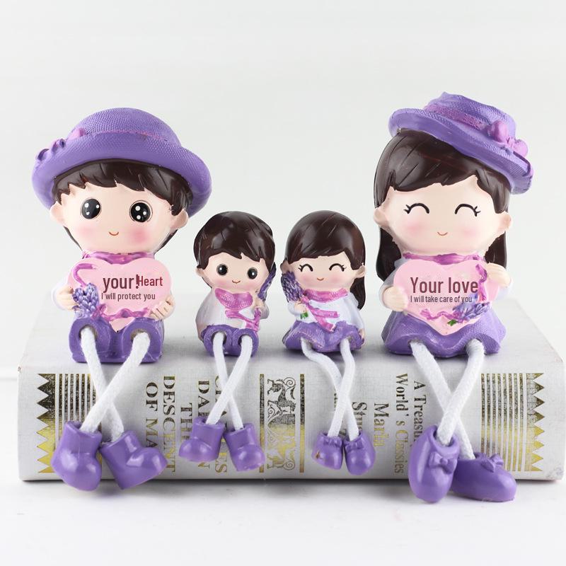 

Семья из четырех кукольных украшений из смолы с подвесными ножками для декора гостиной или спальни