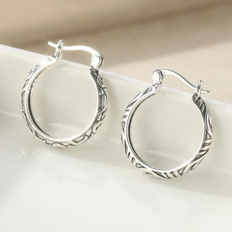 Vintage Scroll Pattern Relief Silvery Plated Hoop Earrings for Women Classical Elegant Jewelry Accessories Perfect Festival Gift