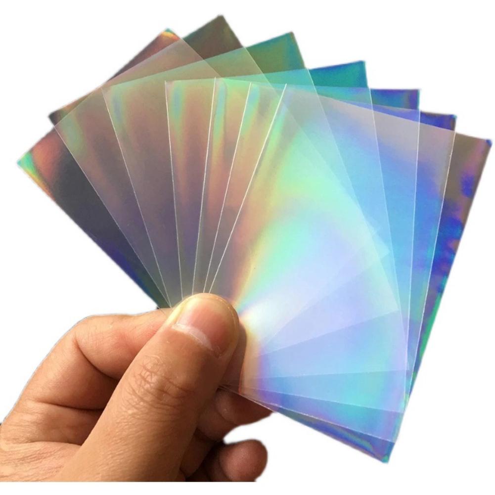 100 Stück 61 x 88/65 x 90 mm Kartenhüllen, Regenbogen-Laser-Kartenhüllen, Pokemon Yu-Gi-Oh-Kartenschutz