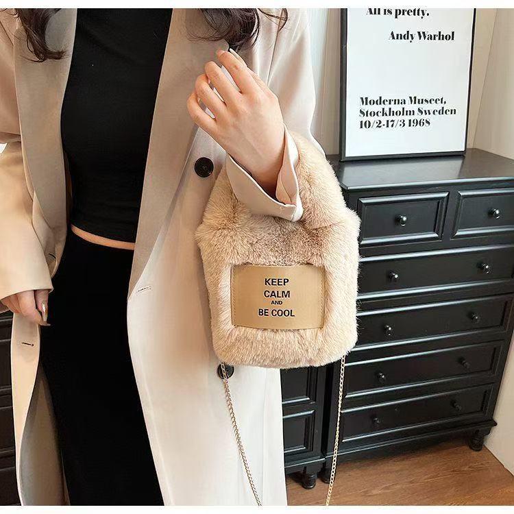 Minimalistická japonská a korejská niche designová plyšová crossbody kabelka s všestranným řetízkem s písmeny