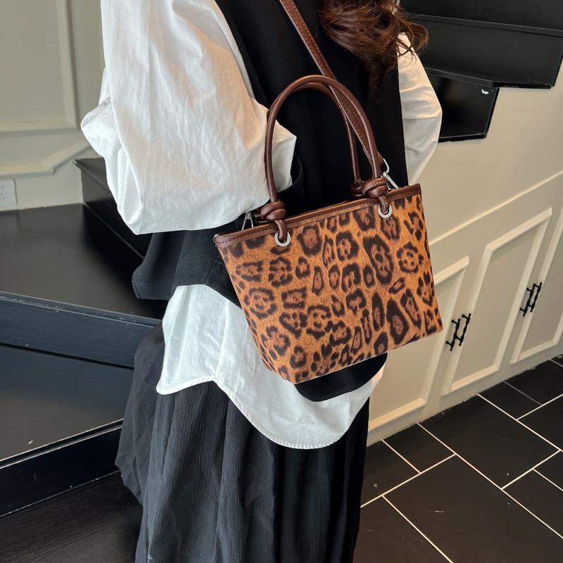 Niche design fashion messenger bag retro shoulder portable small square bag women's new leopard print bag women