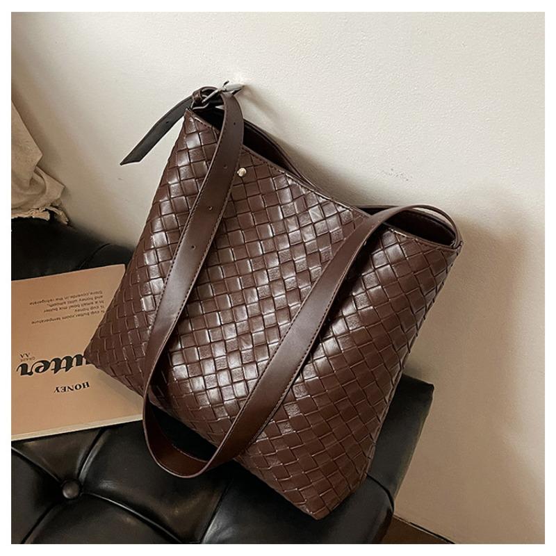 Woven Bag Women's Large-capacity New Autumn and Winter Casual Shoulder Messenger Bag Popular Bucket Bag