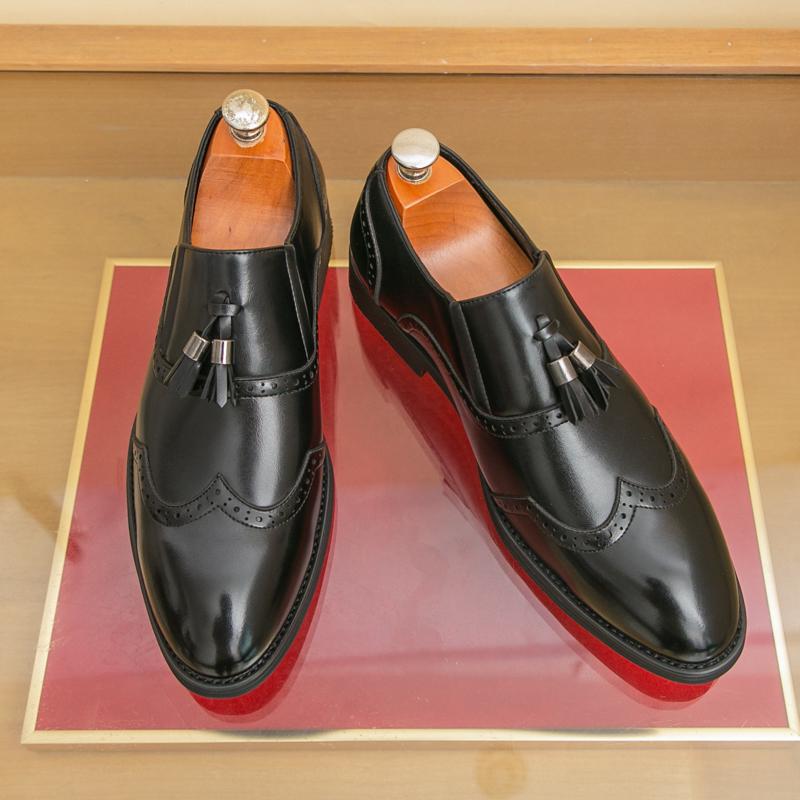 Designer New Men Pointed Tassels Leather Brogues Shoes Britain Fashion Gentleman Tassels Loafers Wedding Formal Dress Footwear