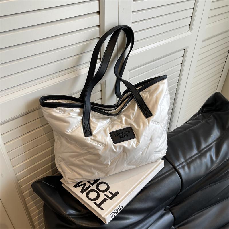 Fashi Solid Zipper Sense of Luxury Versatile Women's Tote Bags 2026 Winter New Casual Super Cool Large Capacity Shoulder Bags