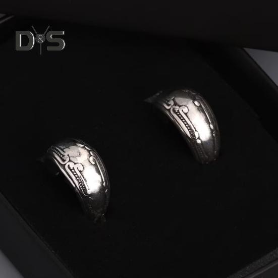 1 pár dámských etnických náušnic Vintage gravírované leštěné slitiny ve tvaru písmene C Lehké kruhové náušnice Denní seznamka Cestovní závěsné náušnice