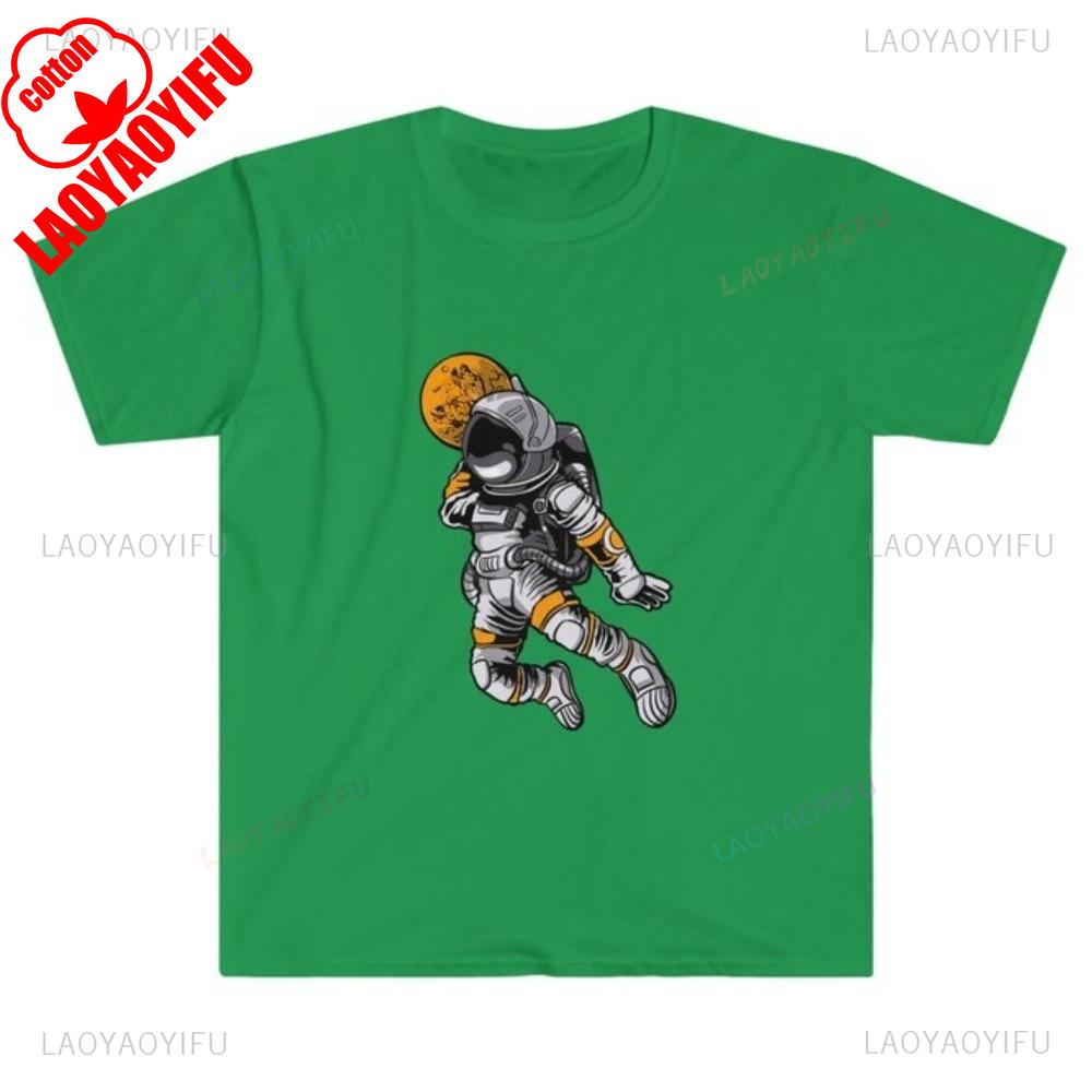 Astronaut Sees The Big Moon Men Graphic T Shirts Summer Loose Breathable High Quality Cotton Tshirt Classic Oneck Shortsleev
