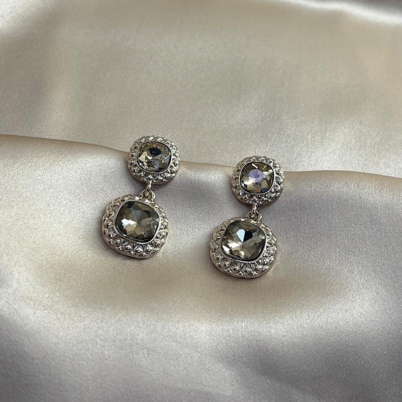 

Trendy Light Luxury High-End Earrings: Retro Design, Studs, Niche Sense, Elegant Jewelry for Women (2025) кофейный/золотой