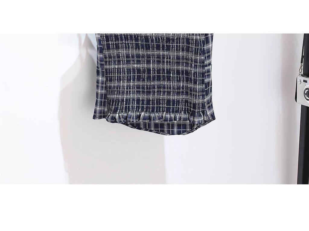 Herbst 2025 Damen Dreiteiler: Karierte Hosenträgerweste, Langärmliger Schal-Cardigan und Midirock.