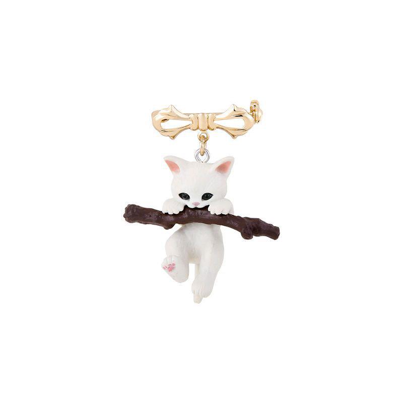 Hugging Branch Kitten Brooch: Cute 3D Cat Pin for Clothes, Bags, and Pendants