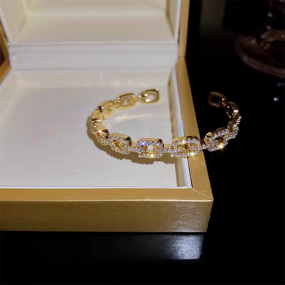 Elegant Hollow Geometric Minimalist Bracelet for Women - Exquisite Light Luxury Design