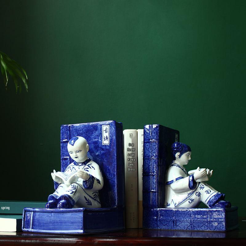 Сине-белый фарфоровый книжный упор: Керамический декор в китайском стиле для кабинета или офиса.