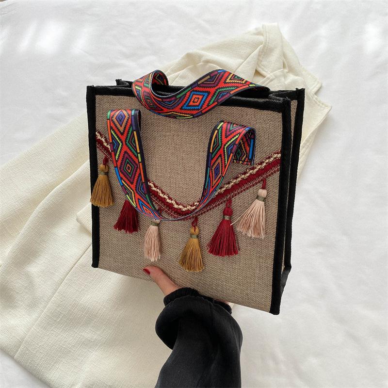 

Женская сумка большой вместимости летняя с бахромой хлопково-льняная на плечо модная стильная сумочка красный