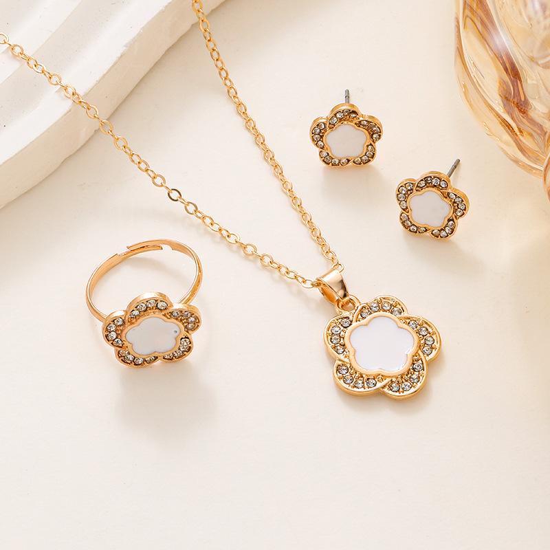 

Тему, хит продаж, набор украшений в виде пятилистного цветка на удачу: Кольцо и серьги в виде пятилепесткового цветка, инкрустированного бриллиантами (Женский комплект из 3 предметов (европейский/американский)) CK0095 3-piece set белый