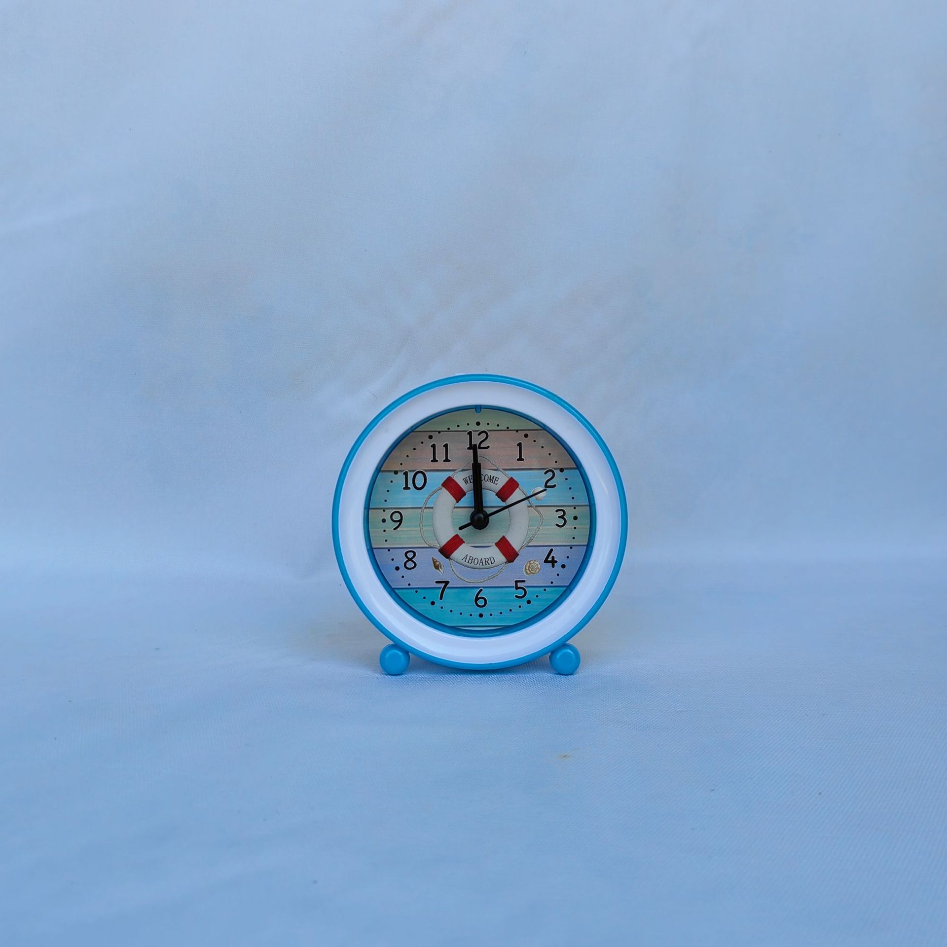 

Конфетный цвет мультяшный круглый будильник с ножками студенческое общежитие маленький будильник мультяшный циферблат прикроватные часы часы в подарок