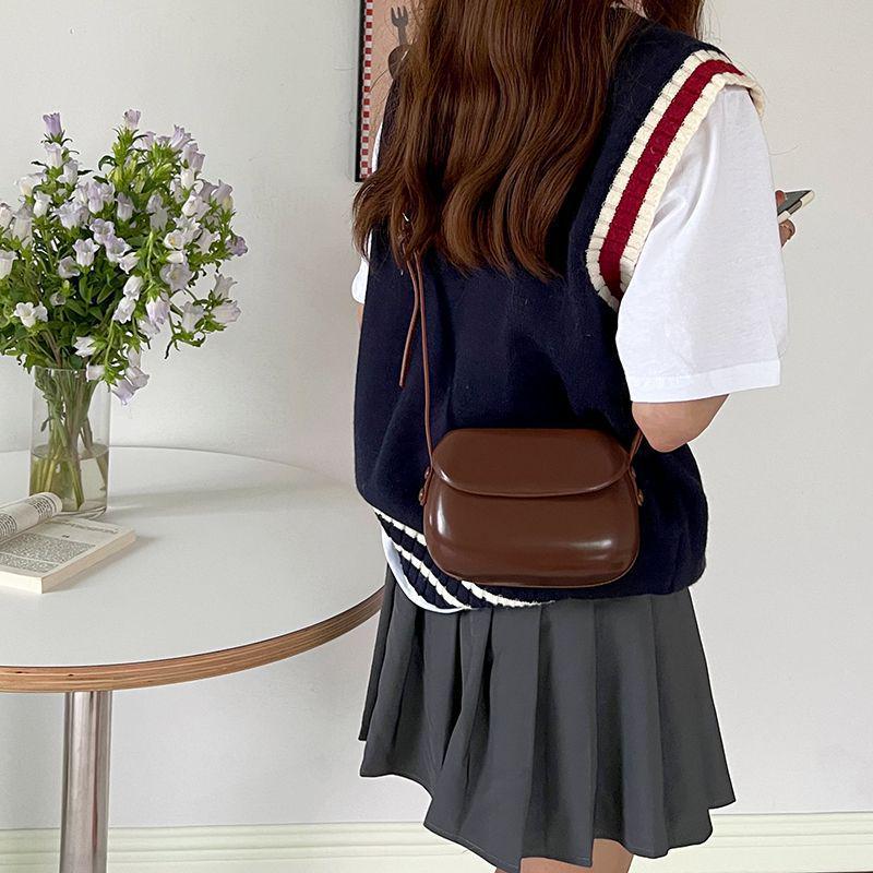 Women's Retro Red Saddle Handbag: Spring/Summer 2025 Collection - High-End, Versatile, and Simple Phone Bag