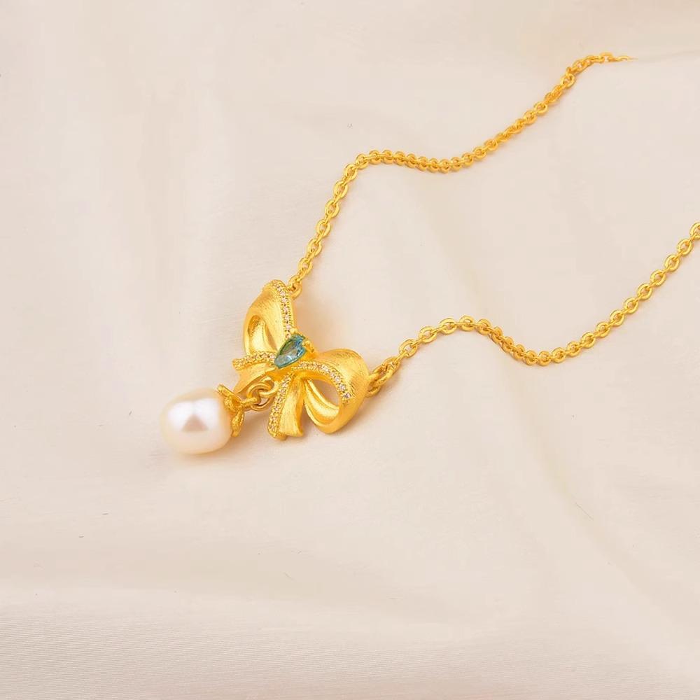 

Кулон из позолоченной меди с голубым бриллиантом: Колье «Беглая принцесса» - Легкая роскошь, Нежный и Минималистичный дизайн