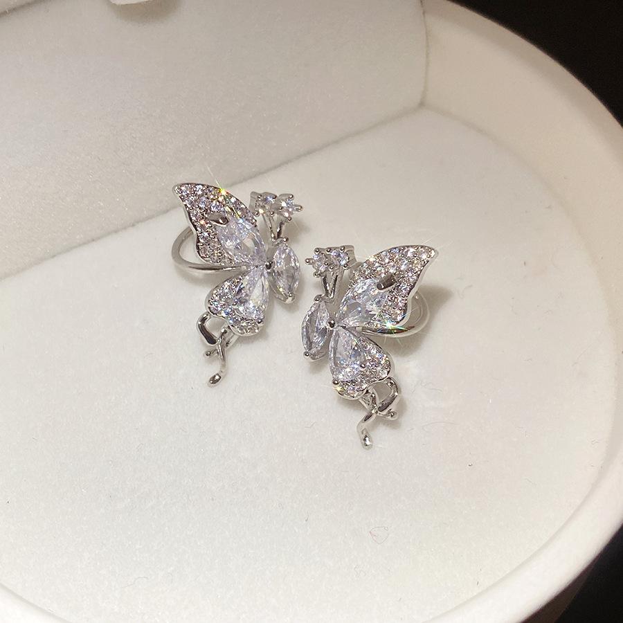 

Zircon butterfly wing ear clips are cold, fashionable and exquisite without ear piercings, ear bone clips, light luxury and high-end earrings.