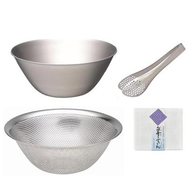 Conjunto de 3 Tigelas Sori Yanagi: Tigela de Aço Inoxidável de 19 cm, Escorredor Perfurado de 19 cm, Pinça Perfurada de Aço Inoxidável e Pano de Prato Shirayuki