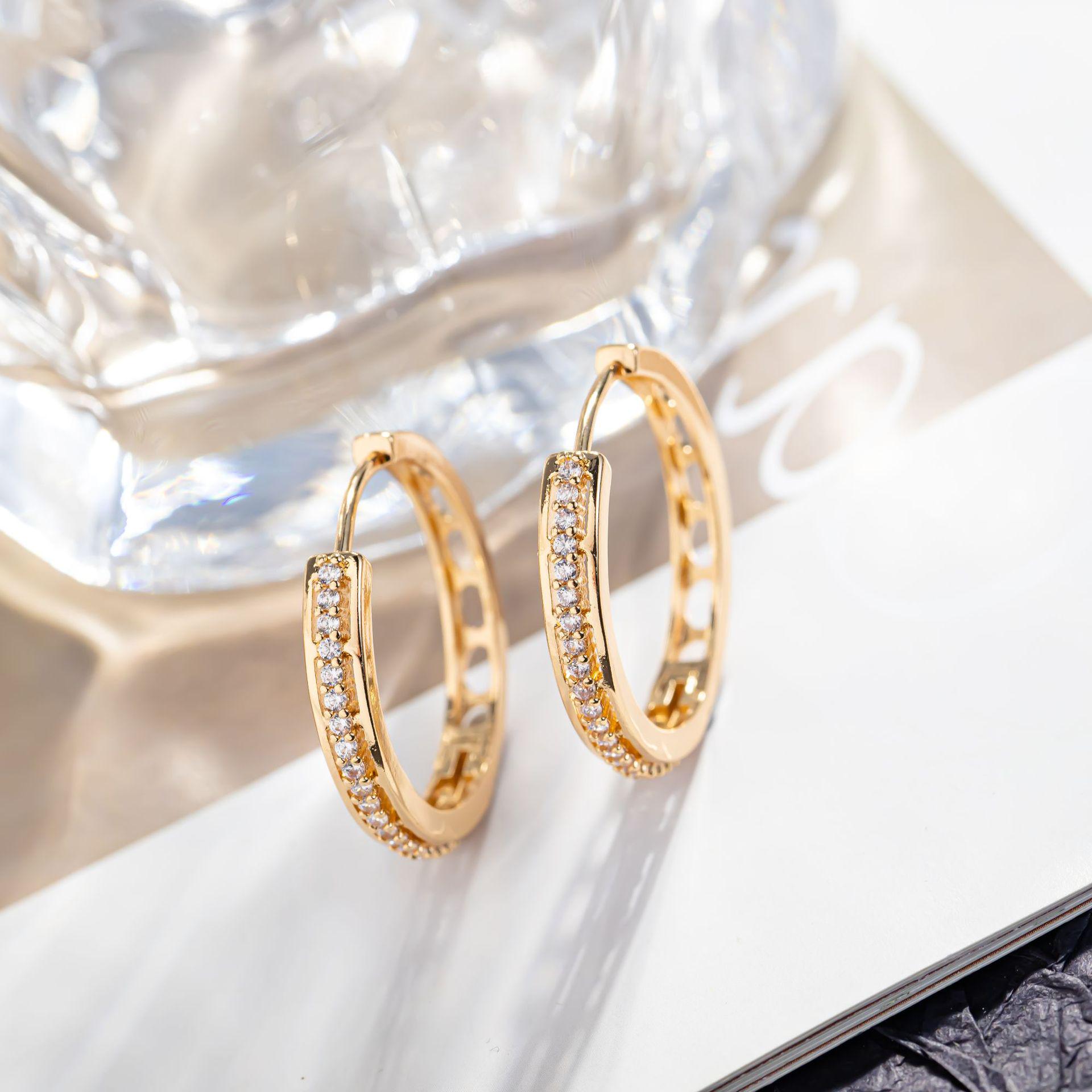 Elegant Korean Style Diamond-Encrusted Hoop Earrings for Women, Simple Round Design, Versatile and Fashionable.