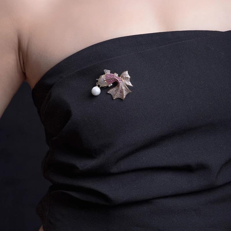 Volledig diamanten Driedimensionale Goudvis Broche, High-end Vrouwelijke Charme, Parel Koi, Lichte Luxe, Niche Design Sense Broche