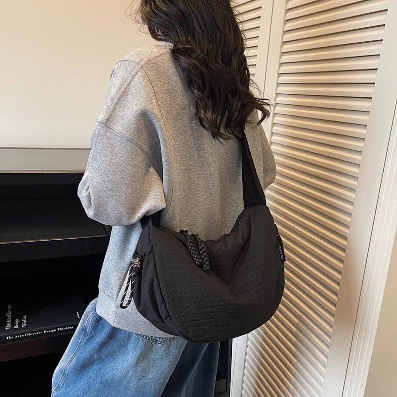 Lightweight wide shoulder strap nylon messenger bag women's large capacity canvas bag dumpling bag casual cloth bag