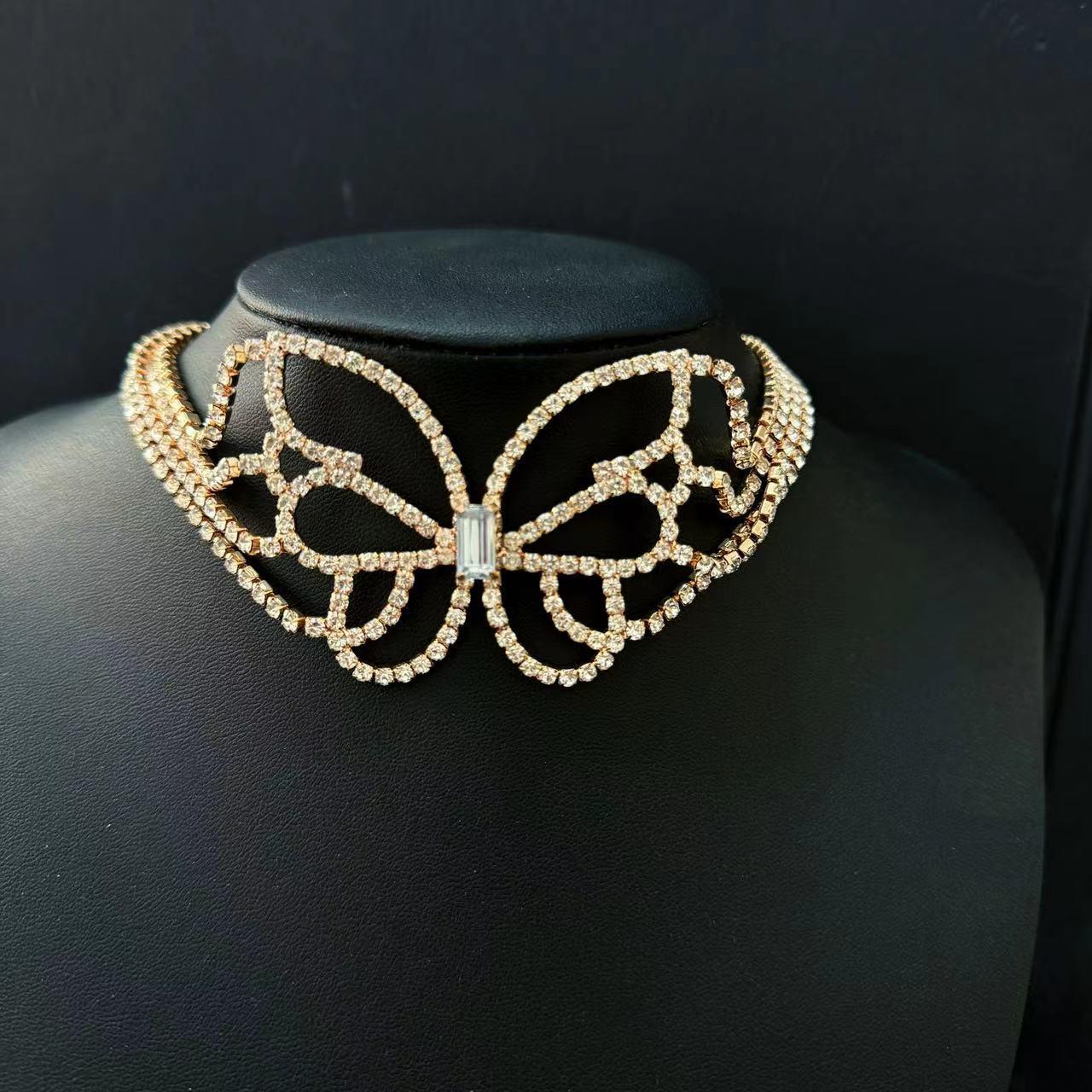 

Элегантное женское ожерелье с бабочкой из полых бриллиантов золотой