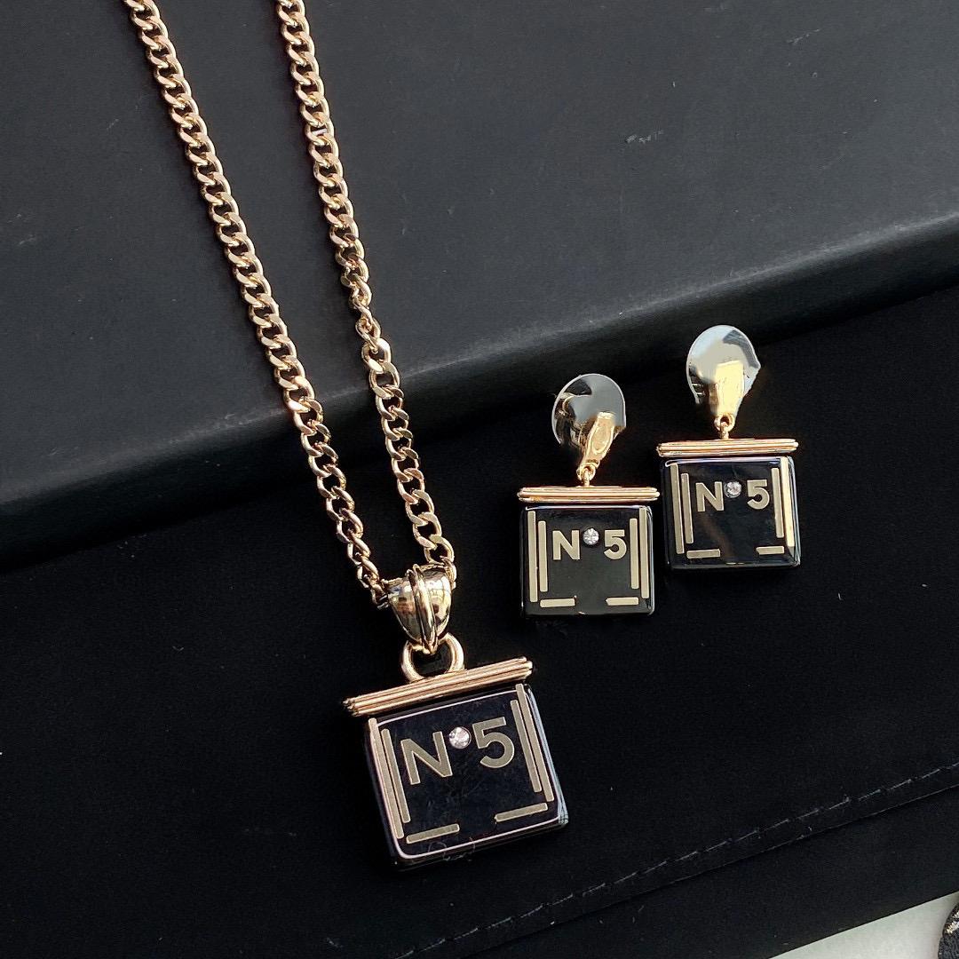 

Брендовый модный комплект ювелирных изделий для женщин, толстая цепочка, чокер, серьги в виде флакона духов, смоляная уникальная медная цепочка с буквой 5