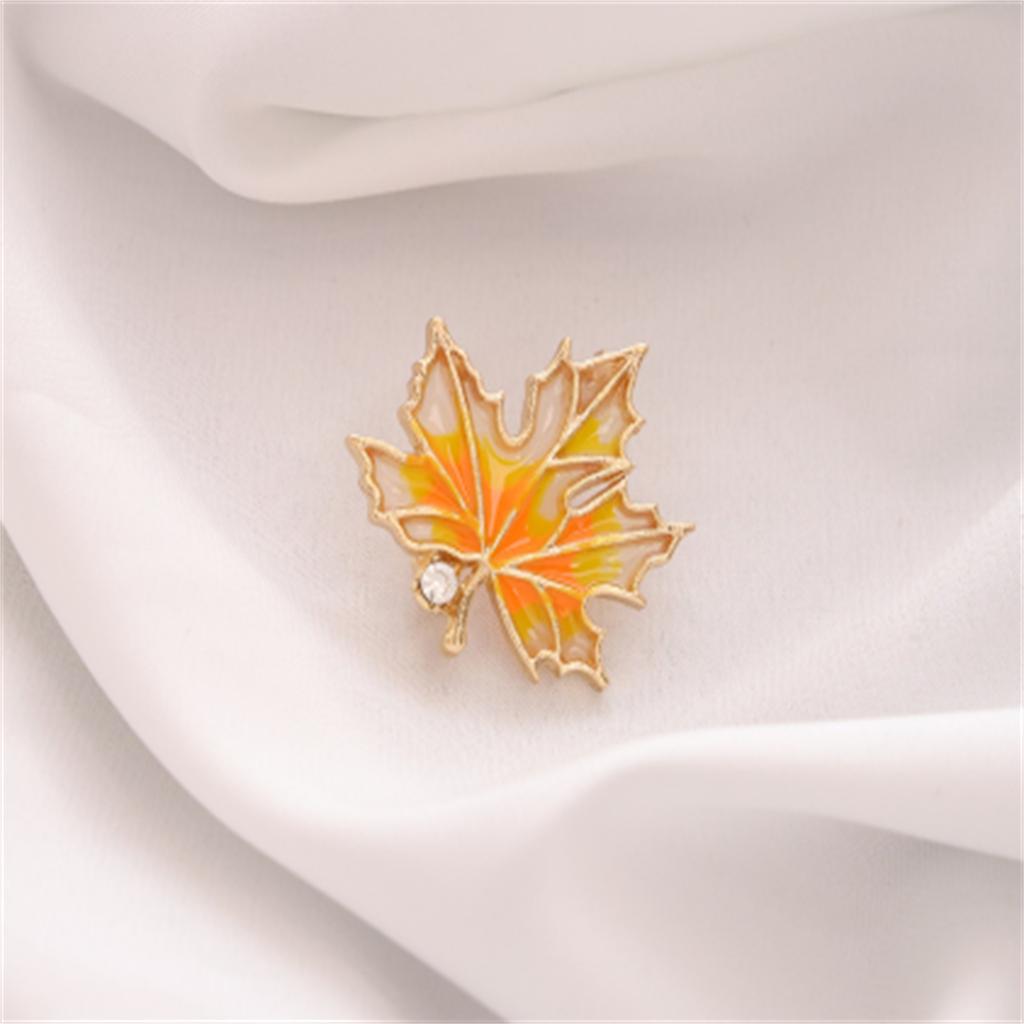Fashion Brooch With Maple Leaf Inlaid With Diamonds, Suitable For Both Men And Women To Wear