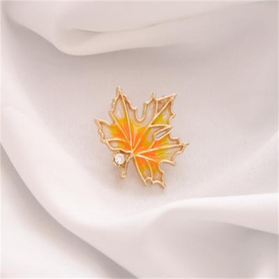 Fashion Brooch With Maple Leaf Inlaid With Diamonds, Suitable For Both Men And Women To Wear