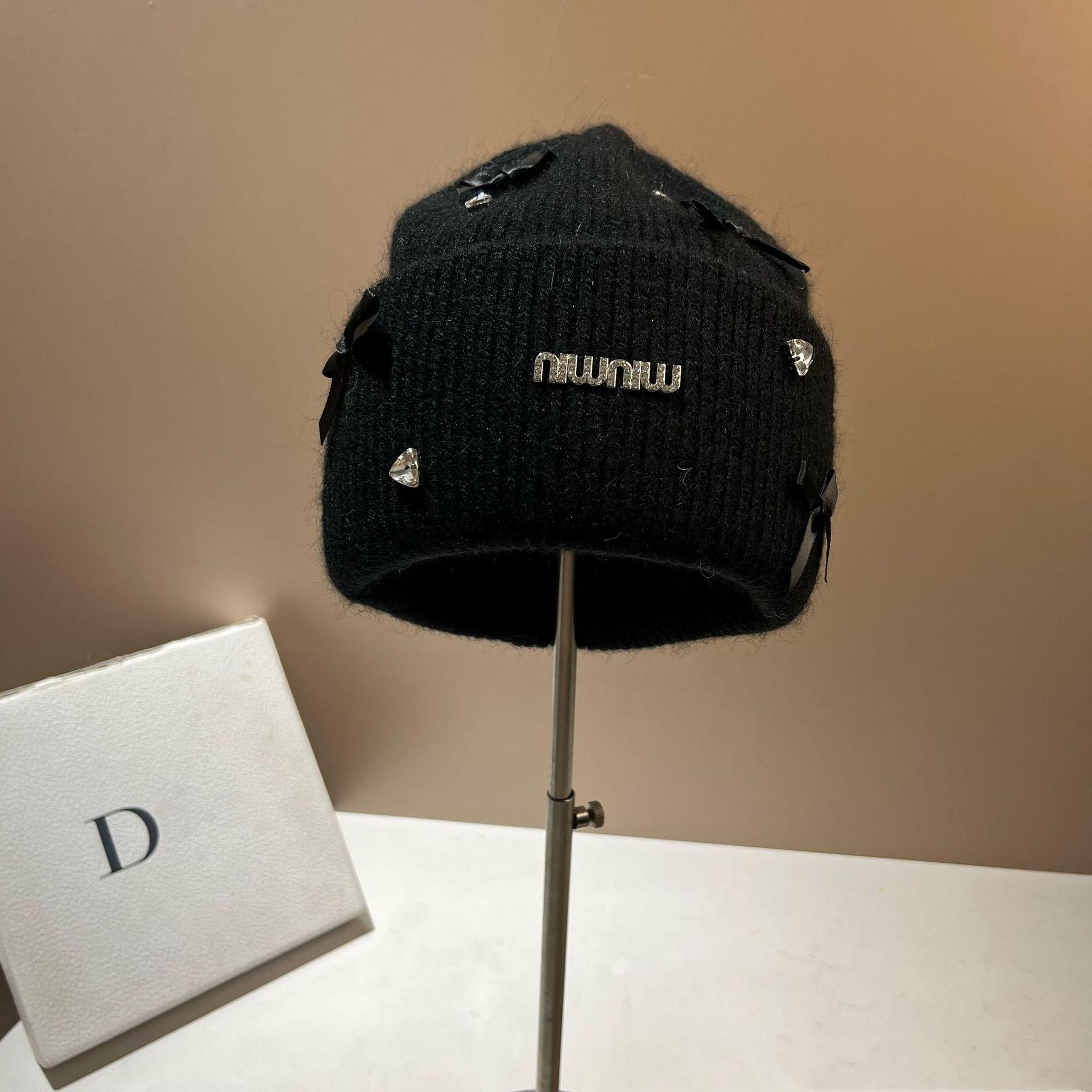 

Женская зимняя вязаная шапка из кроличьего меха с бабочкой из страз Модная теплая шерстяная шапка Модная красивая шапка с защитой ушей One Size 56-58cm чёрный