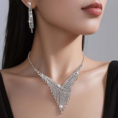 Ensemble collier et boucles d'oreilles de mariée en argent avec diamants scintillants pour les mariages