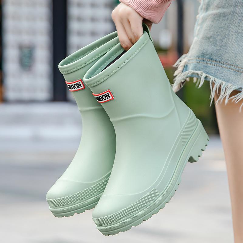 

Модная дождевая обувь женская трендовая средняя труба водная обувь четыре сезона уличная рабочая обувь автомойка водонепроницаемая и нескользящая дождевая обувь 40