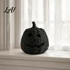 Dunkle Retro-Party-Ornamente Kunst rattan Kürbisfigur Halloween Schwarze Harzstatue mit Hexe Herbst-Feiertags-Fensterdekoration Hut Rustikaler Weidenkorb