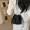 Simple Texture Bucket Women's Bag, New Chain Messenger Bag, Trendy Pumping Belt, Fashionable Niche Shoulder Bag.
