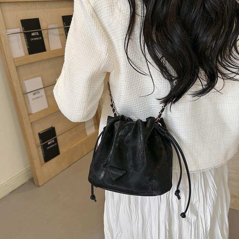 Simple Texture Bucket Women's Bag, New Chain Messenger Bag, Trendy Pumping Belt, Fashionable Niche Shoulder Bag.