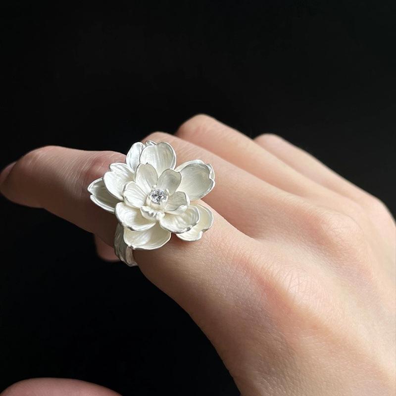 

Кольцо регулируемого размера «Сад росы» с цирконом в виде цветка вишни