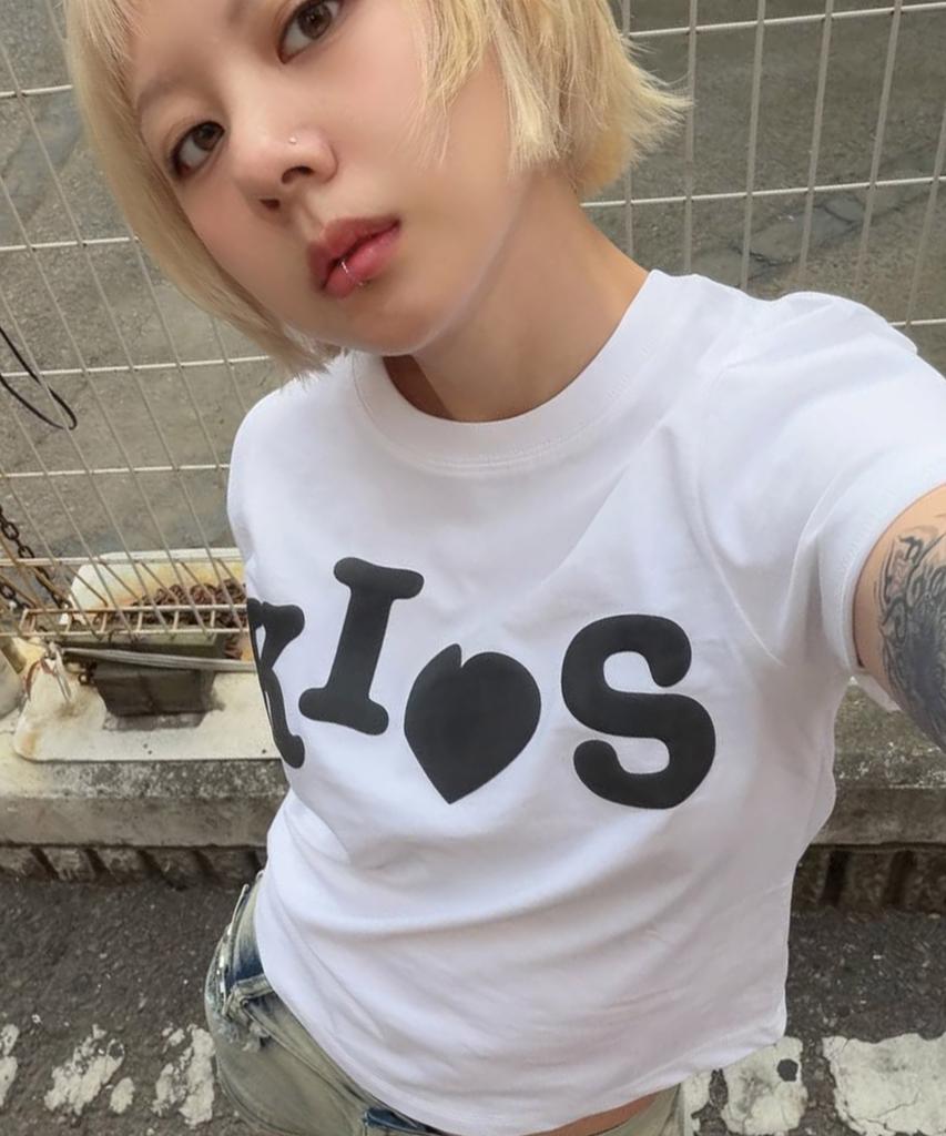 Kimseupeulesikoteunmakes Bumpy Kiss Logo T-Shirt White