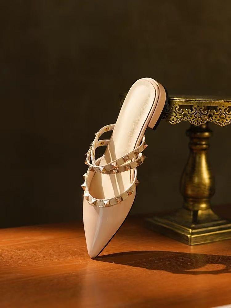 Rivet medium heel baotou cool slippers women's patent leather shallow heel willow pointed half slippers new in summer 2025