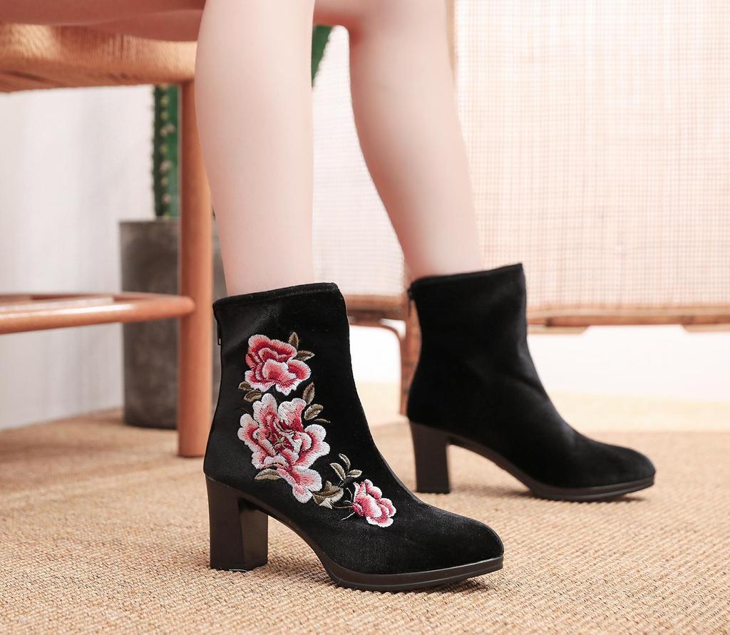 Krátké vyšívané sametové lodičky na jaro/podzim, k dispozici i větší velikosti.