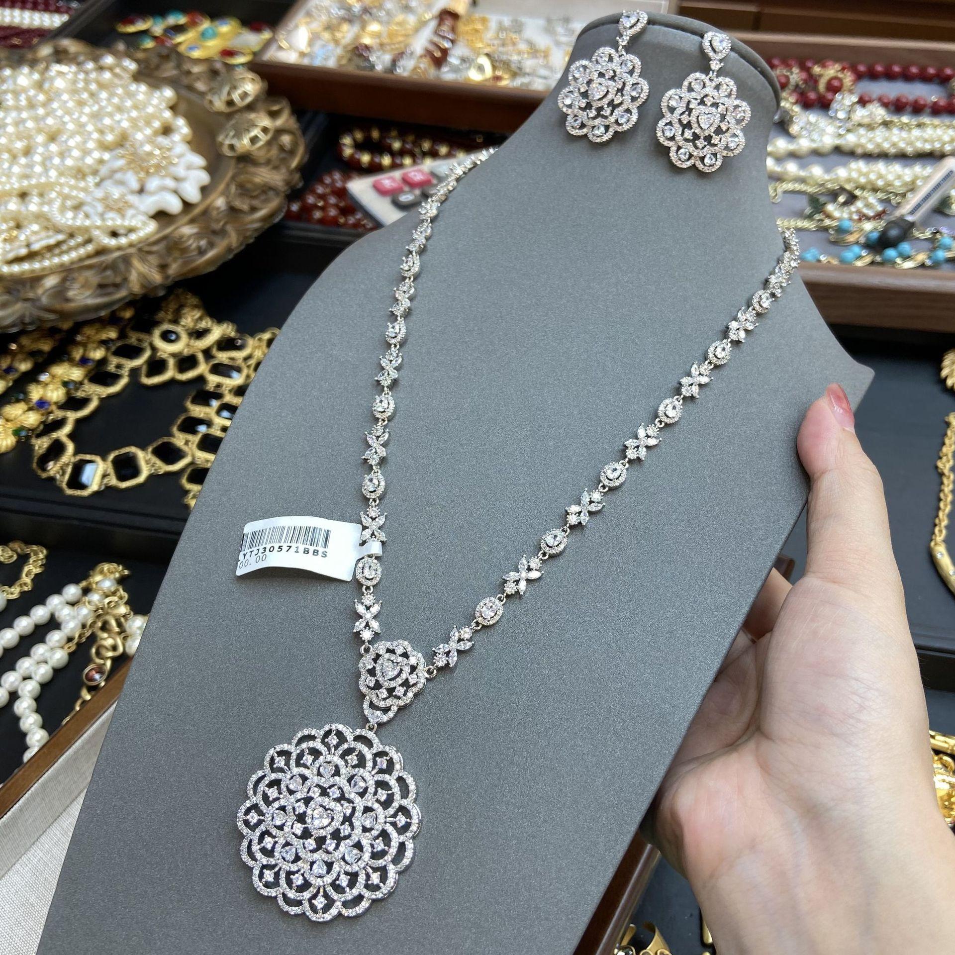 

Silver Wreath Necklace Hollow Pear-Shaped Flower Pendant Stud Earrings European Luxury Women S Evening Chain