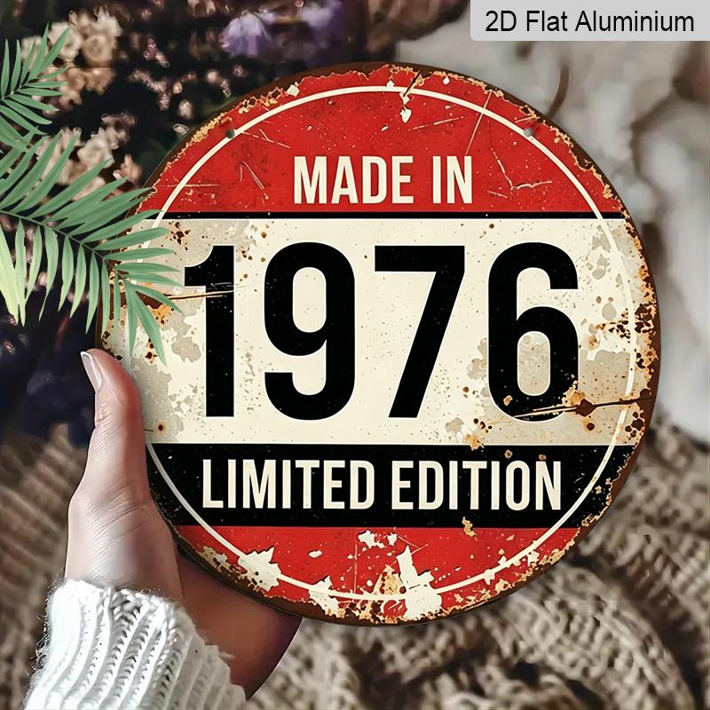 2D Flach - Dies ist ein Vintage-Metallschild der limitierten Auflage von 1976 mit einem Retro-Design in Rot, Schwarz und Beige mit einem abgenutzten Ende. Es ist gemacht aus