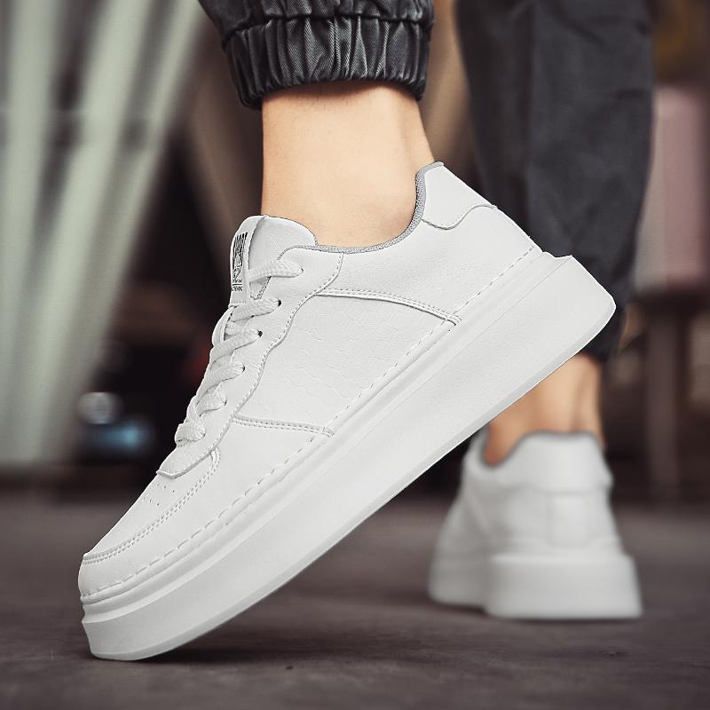 Neue Herbst-Plateau-Sport- und Freizeitschuhe erhöhen die Höhe von kleinen weißen Trendschuhen