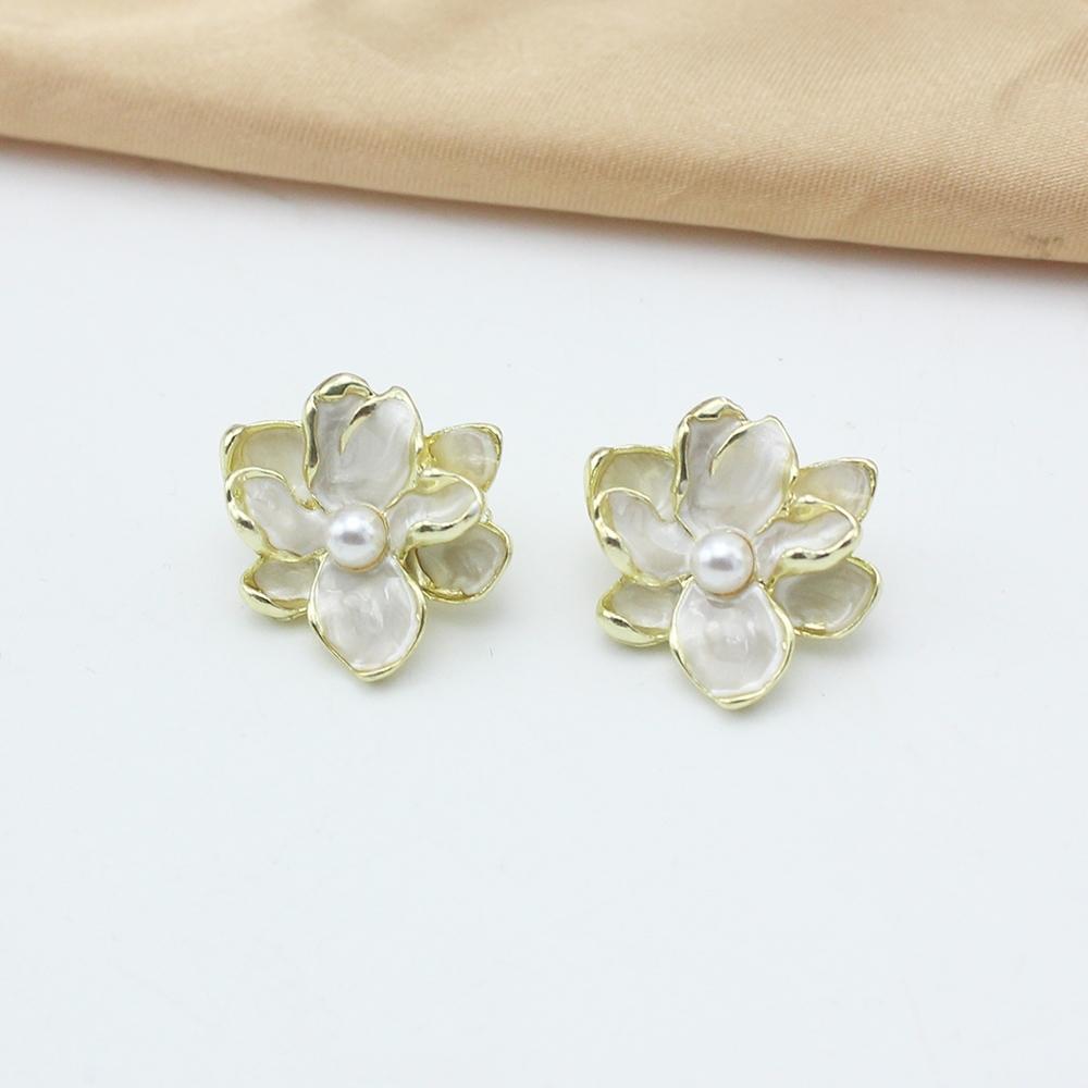 

White Color Flower Imitation Pearl Stud Earring for Women Temperament Korean Design Trend Simple Cute Wedding Zircon Girl Gift