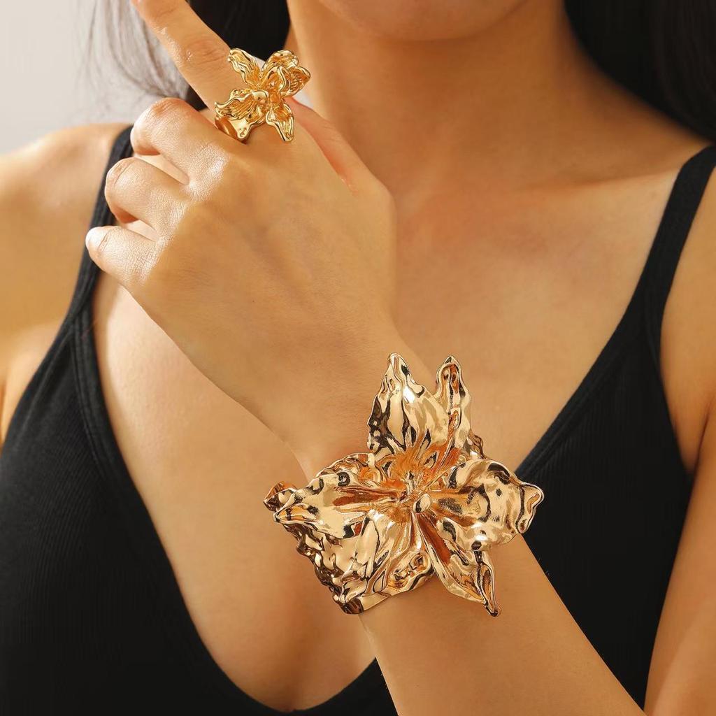 2-teiliges kreatives Metall-Durchbruch-Blatt-Armreif- & Ring-Set für Damen