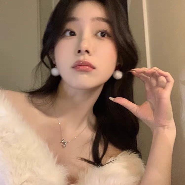 Boucles d'oreilles pendantes en peluche avec nœud rouge 2025 – Design unique boule de fourrure automne/hiver pour femmes